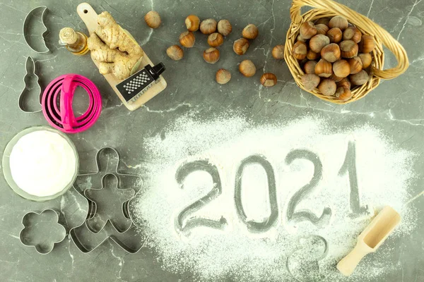 クリスマスの背景と銘文2021暗い背景に小麦粉から作られました おめでとうというコンセプトは 2021年の小麦粉の表とトウヒの枝の料理の背景の形で書かれています — ストック写真