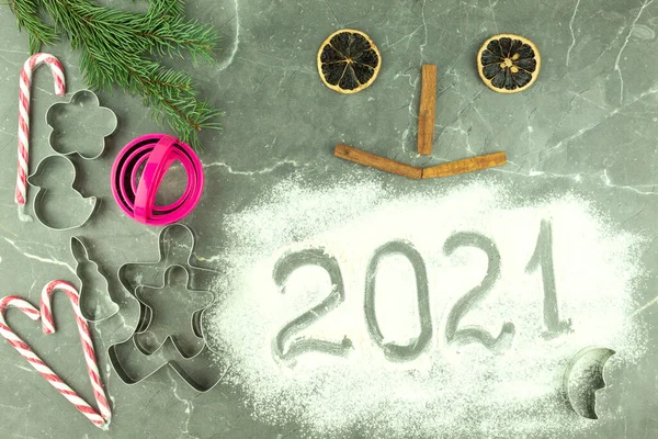 Fondo Navidad Inscripción 2021 Hecha Harina Sobre Fondo Oscuro Concepto — Foto de Stock