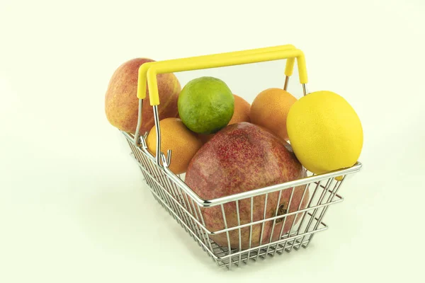 Warenkorb Gefüllt Mit Frischem Obst Und Gemüse — Stockfoto