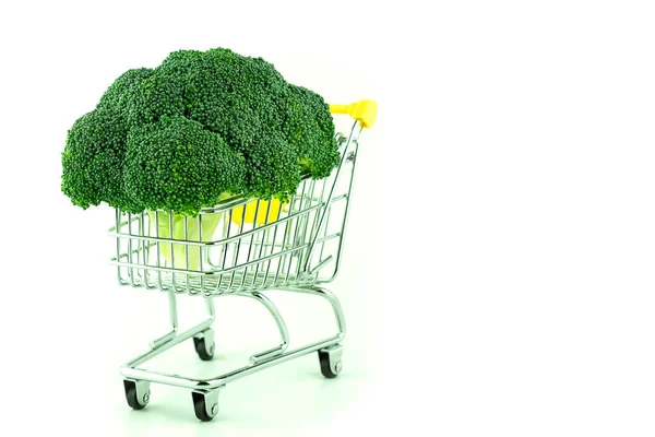 Brokolice Zelí Bílém Pozadí Prostorem Pro Text Kovový Nákupní Vozík — Stock fotografie