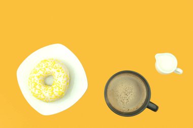 Beyaz tabakta beyaz çikolatalı çörek. Taze ve lezzetli çörekler, tabağında limon var.