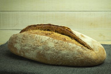 Masada ev yapımı ekmek, taze ekmek tarifi. Havluda ev yapımı ekmek ve yazı için yer var.