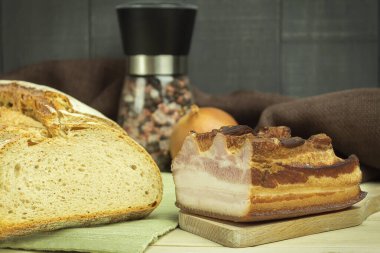 Bir kat etle ev yapımı tütsülenmiş domuz yağı. Katmanlı füme pastırma. Metin için alanı olan arkaplan