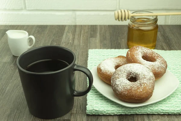 Freshly Baked Donuts Powdered Sugar Honey Coffee Powdered Donuts Coffee — Stock Photo, Image