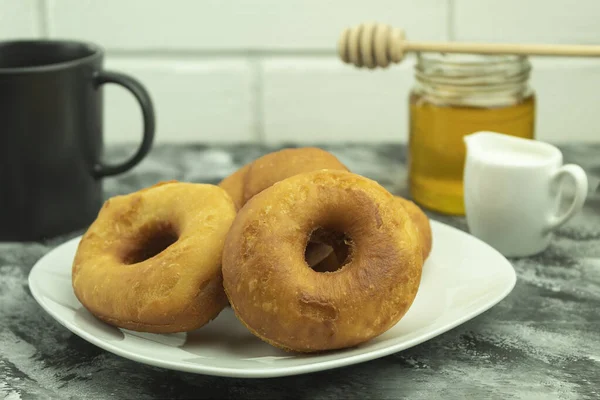 Freshly Baked Donuts Powdered Sugar Honey Coffee Powdered Donuts Coffee — Stock Photo, Image