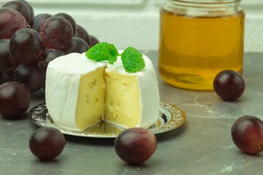 Taze bal ve peynirli peynirle metin için yer açın.