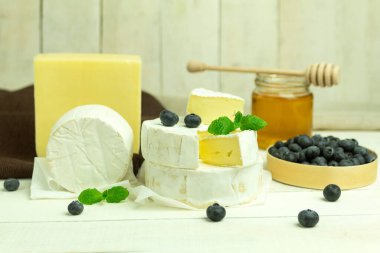 Taze bal ve peynirli peynirle metin için yer açın.