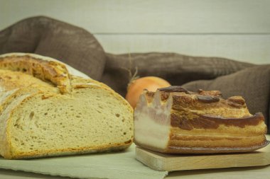 Ev yapımı ekmek fırında basit ve lezzetli. Metin ya da tasarım için yiyecek afişi. Tarife göre evde taze ve sağlıklı ekmek var. Uzayı kopyala Sağlıklı gıda konsepti