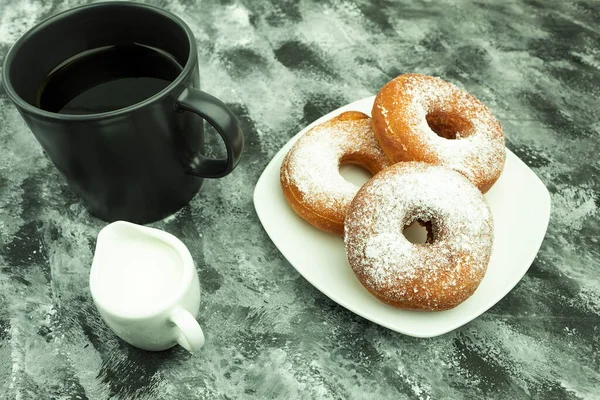 Freshly Baked Donuts Powdered Sugar Honey Coffee Powdered Donuts Coffee — Stock Photo, Image