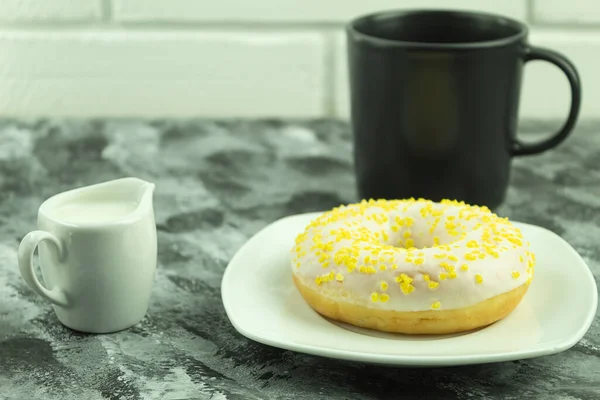 Frisse Knapperige Donut Koffie Met Melk Voor Lunch Ontbijt Ruimte — Stockfoto