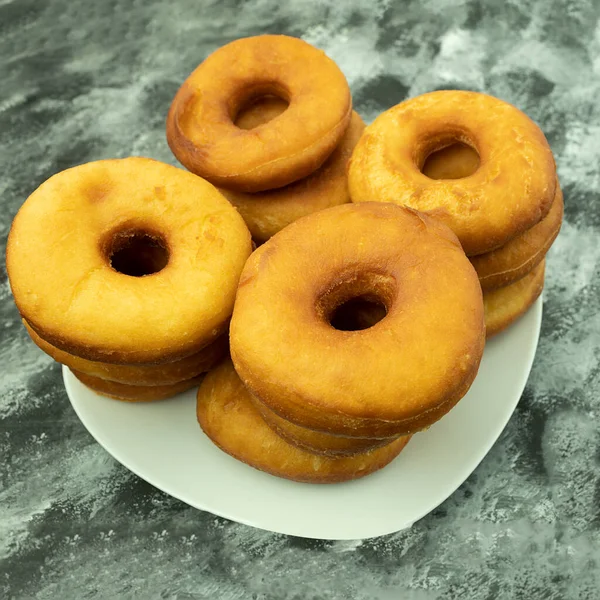 Вкусные Домашние Пончики Столе Крупным Планом Пончик Лимонной Цедрой Куча — стоковое фото