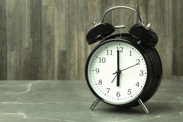 Siyah Çalar Saat Saat Altıyı Gösteriyor Yazı Için Yeri Olan — Stok fotoğraf