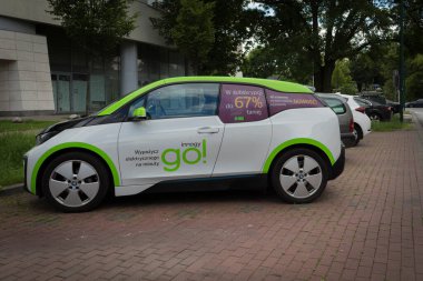 Varşova, Polonya - 26 Temmuz 2020: çevre dostu elektrikli kiralık araba. Yeni teknolojiler ve çevresel kaygılar. Çevre dostu kiralık arabalar.