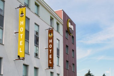 Varşova, Polonya - 31 Temmuz 2020 B otelinin duvarına imza atın. Bir geceliğine büyük bir şehirde bir otel.