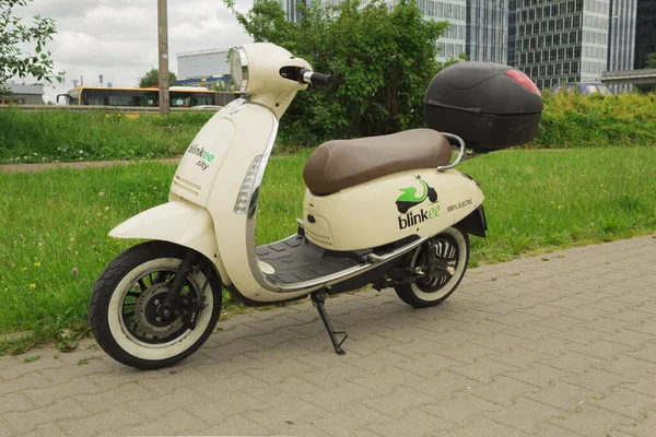 Varşova, Polonya - 16 Haziran 2020: Ekonomik ve çevre dostu moped. Arabalara alternatif olarak elektrikli motosiklet