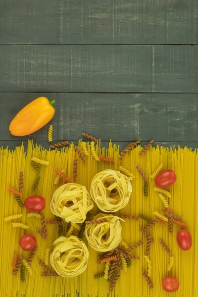 Los Espaguetis Secos Los Fideos Caseros Colocan Sobre Mesa Fondo —  Fotos de Stock
