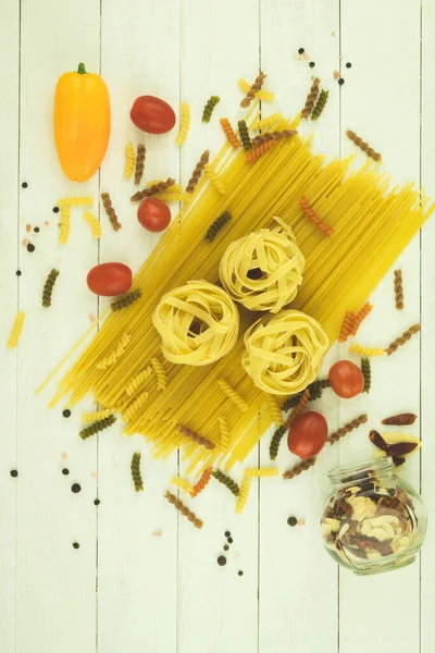 Los Espaguetis Secos Los Fideos Caseros Colocan Sobre Mesa Fondo —  Fotos de Stock