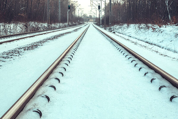 В зимнем лесу рельсы покрыты снегом. Rails from the driver 's cab