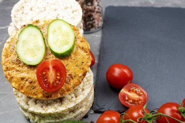 Pirinç kekleri, taze sebzeler, kiraz domatesleri ve salatalık. Pirinç keki ve salatalıklı kanepe.