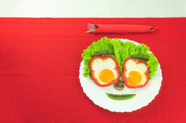 Taze sebzeli yumurta. Kızarmış yumurta ve sebze kahvaltısı, mesaj için yer.