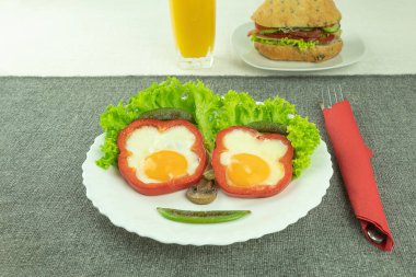 Taze sebzeli yumurta. Kızarmış yumurta ve sebze kahvaltısı, mesaj için yer.