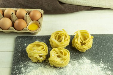 Fetuçin makarna yapma süreci. Yumurta ve undan yapılmış ev yapımı erişte. Metin için alanı olan arkaplan