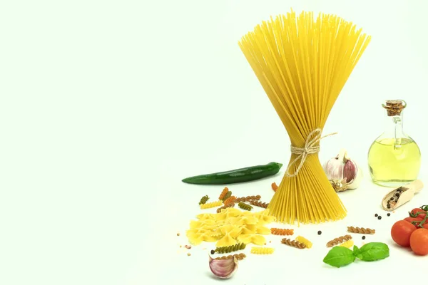 Espaguetis Verduras Italianas Crudas Secas Sobre Mesa Pasta Espaguetis Verduras —  Fotos de Stock