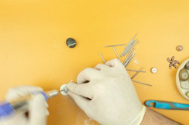 Taş oymacılık ve Milling, Matkaplar ve oyma kesiciler. Taş oyma ve öğütme. Sıradan taşlardan bağımsız ürünler üretme süreci
