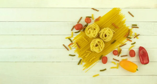 Surtido Pasta Espaguetis Con Especias Verduras Foto Pasta Ingredientes Fondo —  Fotos de Stock