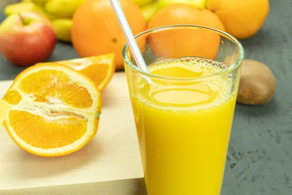 Čerstvý Pomerančový Džus Sklenici Čerstvém Ovoci Cool Pomerančový Džus Ovoce — Stock fotografie