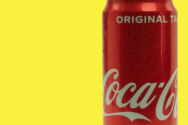 Warsaw Poland April 2021 Coca Cola Can Yellow Background Copy — Stock Photo, Image