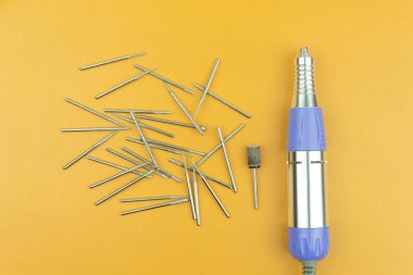 Oymacılık için matkaplar masaya serildi. Metal ve taş için oyma eklentileri. Metal veya taş üzerine metin çizmek için matkaplar