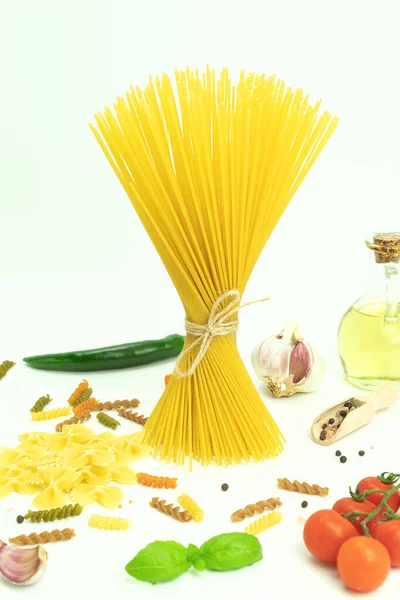 Espaguetis Italianos Con Tomates Albahaca Fresca Especias Queso Ingredientes Para —  Fotos de Stock