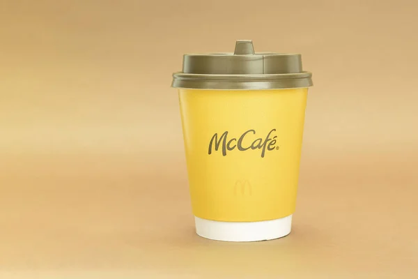 Varsóvia Polônia Abril 2021 Xícara Café Papel Com Logotipo Mcdonald — Fotografia de Stock