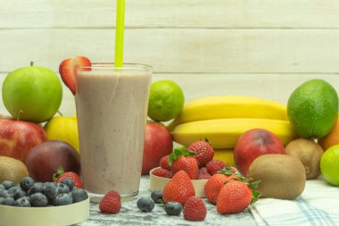 Milkshake yapmak için taze meyve ve süt. Çilekli muzlu içecek yapmak için gerekli malzemeler. Meyveli milkshake, metin için alanı olan arkaplan