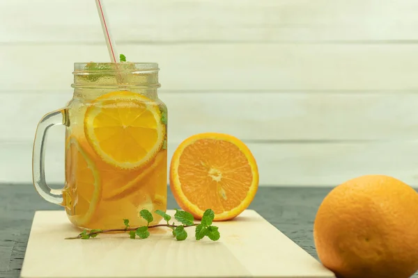 Fajna Lemoniada Pomarańczy Kostek Lodu Krople Wody Odświeżający Napój Owocowy — Zdjęcie stockowe