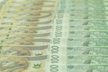 Polonya parası, PLN 100 ve 200 PLN. Büyük para banknotlarının planı. Polonya banknotlarının fotoğrafı, arka plan olarak zloti. Polonya zlotisinin banknotları, farklı mezhepler