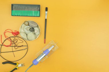 Bir oyma makinesiyle taş işleme. Adamın elleri bir oymacı tarafından taşın üzerine kazınmış. Taş ve metale profesyonel oyma. Metin için yeri olan arkaplan