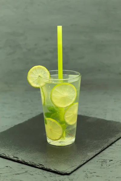 Glass Cold Lemonade Ice Homemade Lemonade Lemons Limes Background Place — Stock Photo, Image