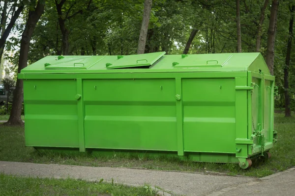 用于建筑和生活垃圾的覆盖容器 有盖子的金属容器 固体垃圾箱 家庭和建筑废物的回收利用 关心环境问题 — 图库照片