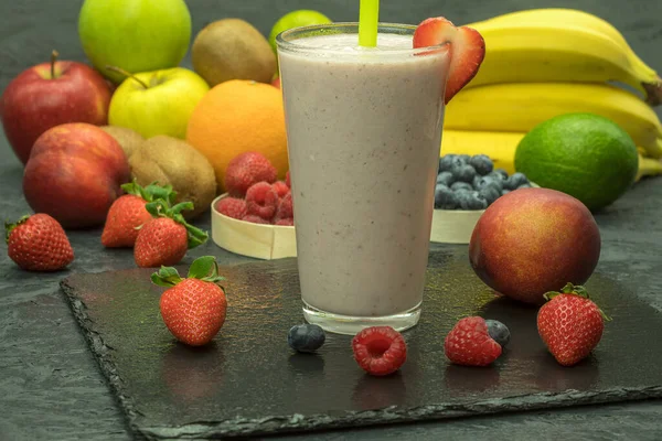 Ein Glas Kühler Milchshake Mit Früchten Ein Glas Milchshake Mit — Stockfoto
