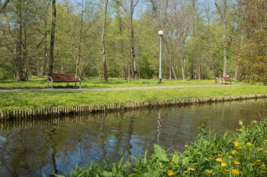 Şehir parkındaki su deposu boyunca giden yol. Şehir parkında manzara
