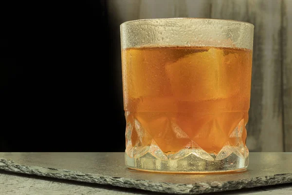 Een Glas Met Een Alcoholische Drank Ijs Scotch Tape Een — Stockfoto