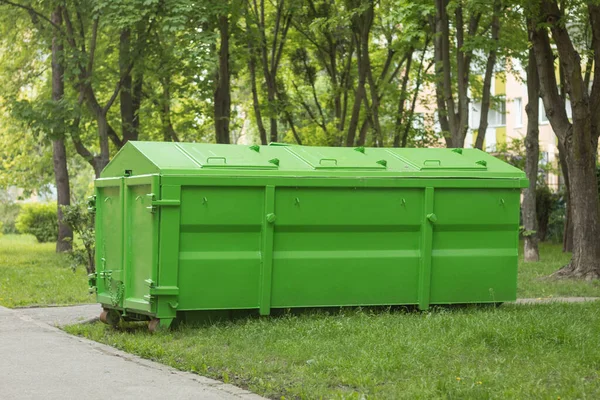 用于建筑和生活垃圾的覆盖容器 有盖子的金属容器 固体垃圾箱 家庭和建筑废物的回收利用 关心环境问题 — 图库照片