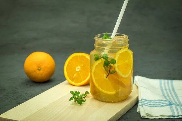 冷たいレモネードと氷のガラス オレンジとミントの自家製レモネード — ストック写真