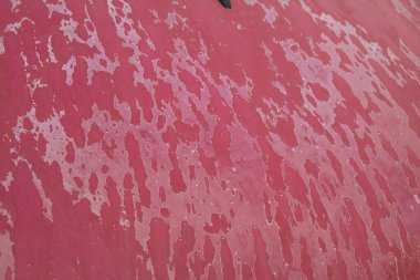 Arabanın kaputunda ve çatısında eski püskü bir cila var. Arabanın kaputundaki cila soyuluyor. Metin için alanı olan arkaplan