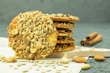 Tohum ve baldan yapılmış lezzetli bisküviler. Vejetaryen ayçiçeği ve kabak tohumu bisküvileri. Metin için alanı olan arkaplan