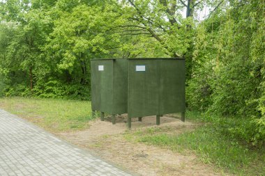 Sahildeki tahta soyunma odasında..