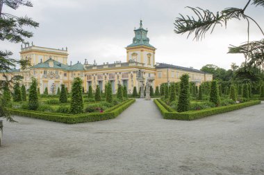 Varşova, Polonya - 10 Haziran 2021: Antik bir kale ve güzel, bakımlı bir bahçe. Kalenin etrafındaki kraliyet bahçesi