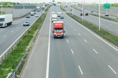 Varşova, Polonya - 10 Haziran 2021: Trafik yoğun saatlerde otoyolda akış